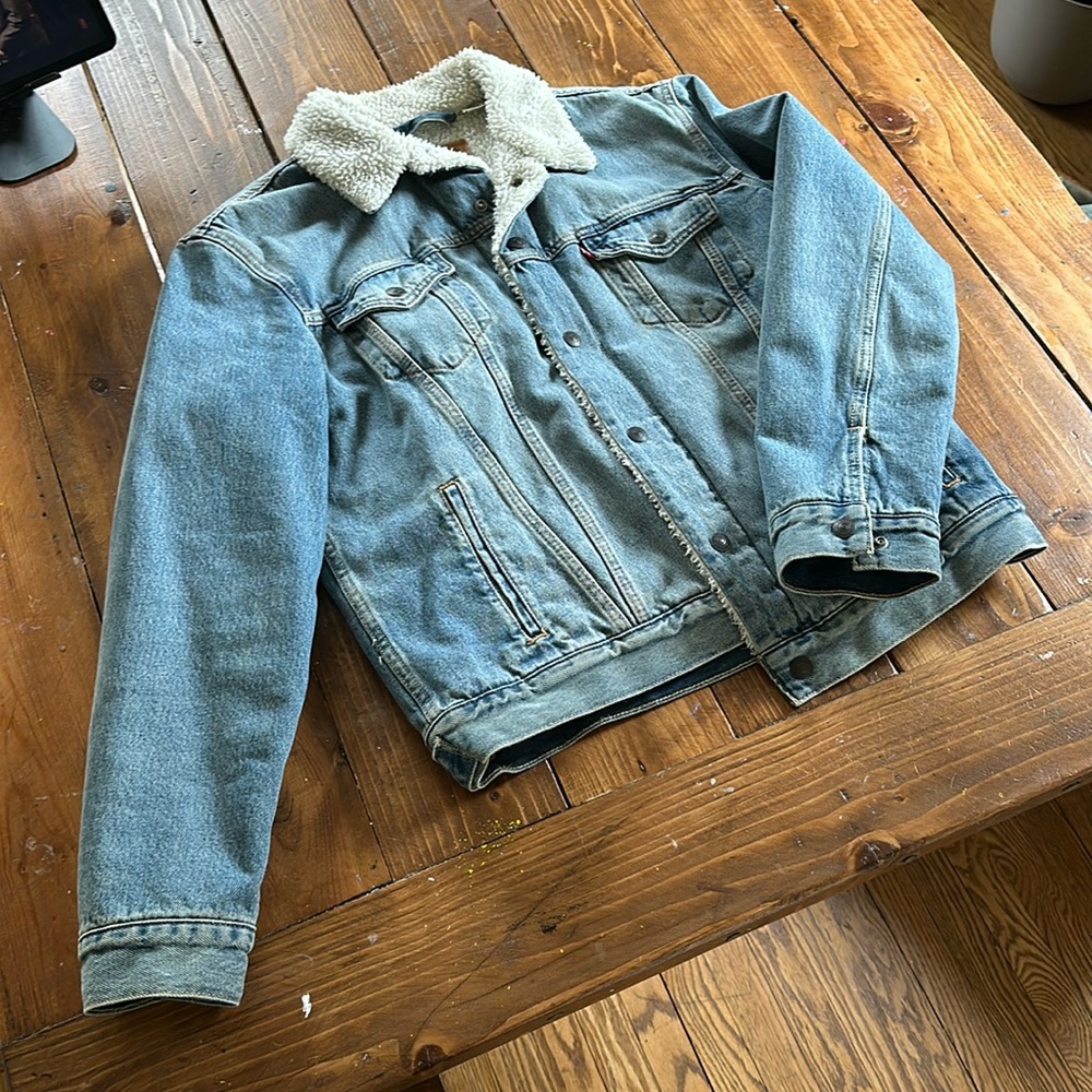 Never Worn Levi’s Light Wash Denim Sherpa Trucker